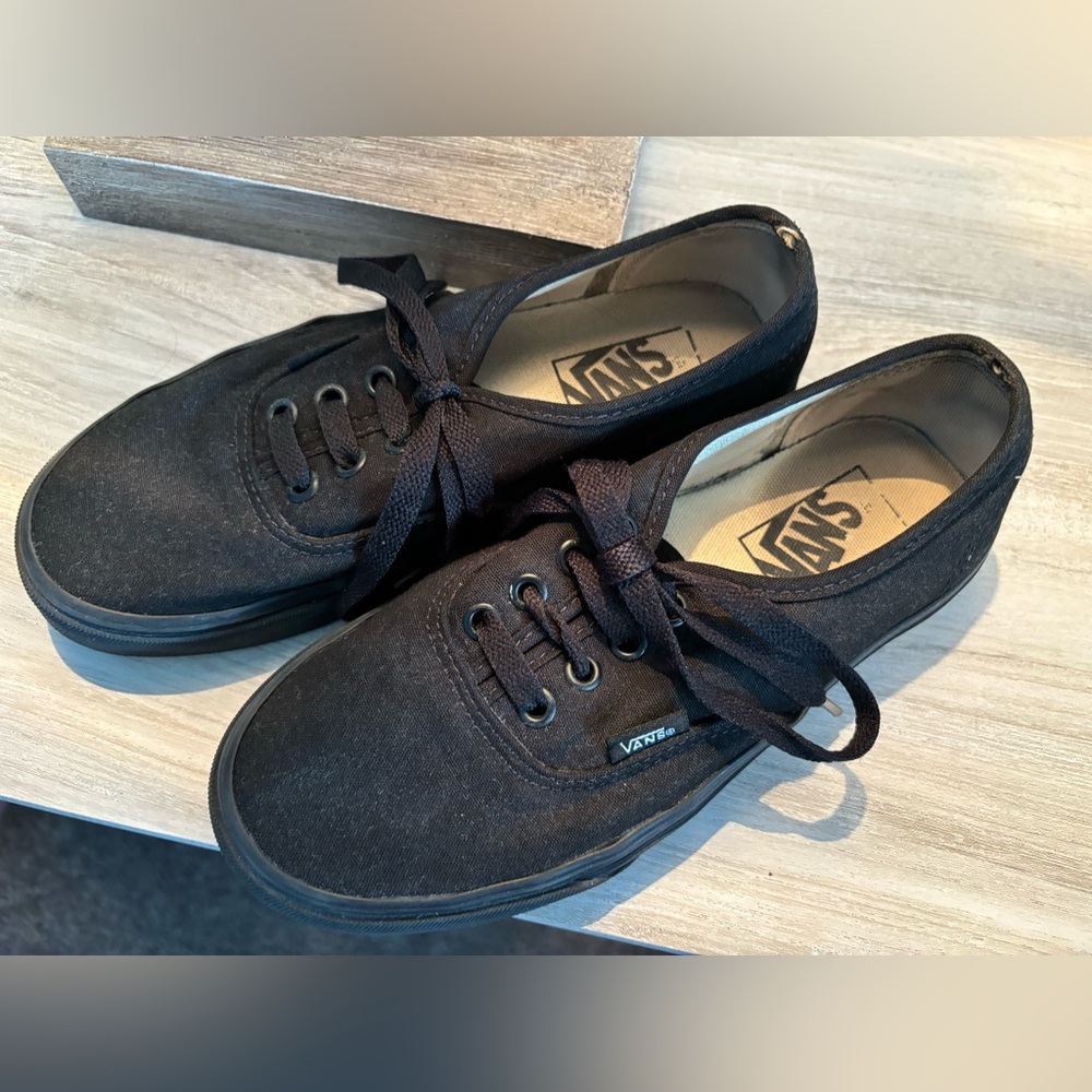 Woman’s classic Vans in black